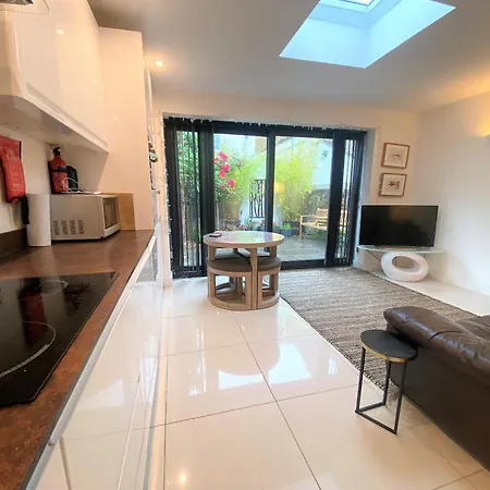 Contemporary Eco-home Near Harbourside Feriehus