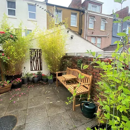 Contemporary Eco-home Near Harbourside *