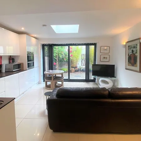 Contemporary Eco-home Near Harbourside *