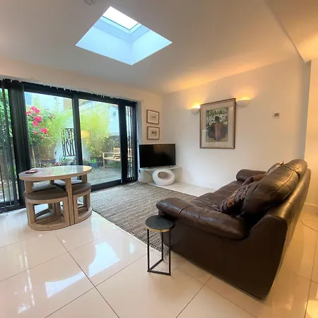 Contemporary Eco-home Near Harbourside